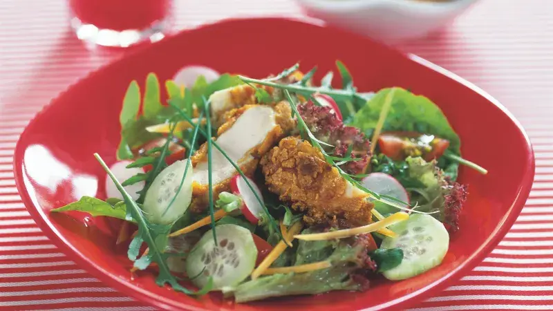 Zeleninový salát s řízečky