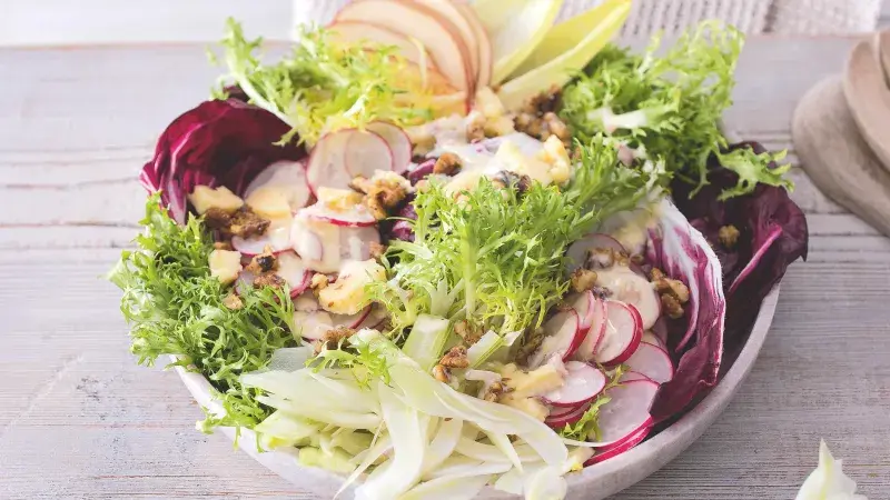 Zimní salát se zálivkou z podmáslí