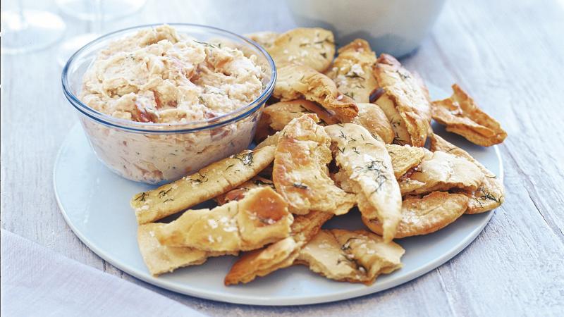Fazolový dip s lososem aa křupavými plackami