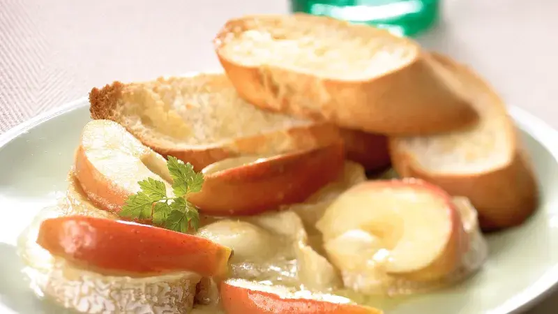 Zlatavý kozí sýr s jablíčky