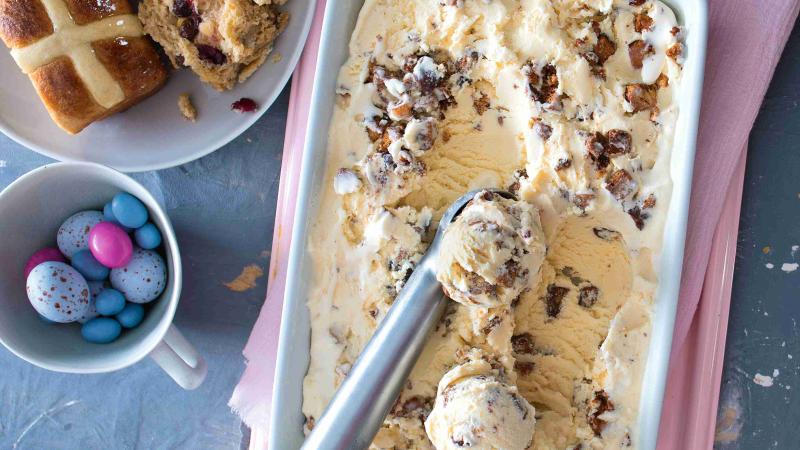 Zmrzlina s hot cross buns