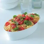 Těstoviny s drcenými rajčaty a bazalkou
