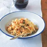 Těstoviny s opraženou pikantní strouhankou