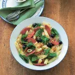 Těstoviny s kořeněnou klobásou a špenátem