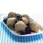 Ořechové knedlíčky s ostružinami