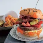 Burger s hovězím steakem, sýrem a sušenou šunkou