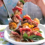 Kebab se slaninou, paprikou a bramborami