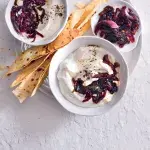 Dip s karamelizovanou červenou cibulkou 