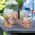 Perlivá bílá sangria s okurkou a ředkvičkami Perlivá bílá sangria s okurkou a ředkvičkami