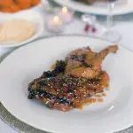 Pomalu pečená kachna s medem & sezamem