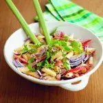 Horký těstovinový salát