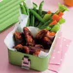 Kořeněná kuřecí křídla a zelenina Kořeněná kuřecí křídla a zelenina