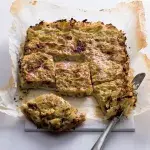 Pečený bramborák se zelím a uzeným