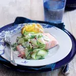 Pošírovaný losos & okurkový salátek s jogurtem