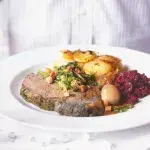 Svíčková v krustě se šalotkovou omáčkou Svíčková v krustě se šalotkovou omáčkou