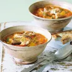 Zimní minestrone s bylinkovými krutony