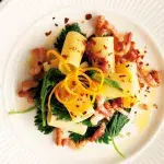 Široké rigatoni s kopřivami a vůní pomeranče