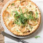 Koláč s kozím sýrem a bramborami