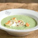 Brokolicová polévka s kozím sýrem a krutony