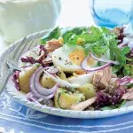 Míchaný salát s bramborami a tuňákem