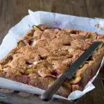 Koláč se švestkami, marcipánem a mandlemi