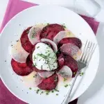 Salát z bílé ředkve a řepy s kysanou smetanou