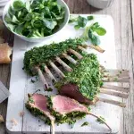 Jehněčí hřebínek v bylinkovém kabátku