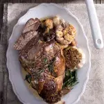 Pomalu pečená jehněčí kýta na česneku s kaší