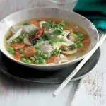 Čínská polévka s hráškem a knedlíčky