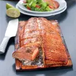 Grilovaný losos na cedrovém prkénku