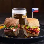 Bageta s mortadelou, olivami & rukolou