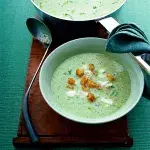 Brokolicová polévka s krutony a kozím sýrem