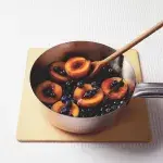 Broskve s borůvkami pošírované v karamelu