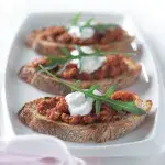 Bruschetta s rajčaty, parmazánem a rukolou