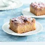 Jogurtový koláč s jablky a drobenkou