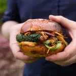 Burger s masovými závitky Burger s masovými závitky