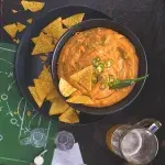 Chilli sýrový dip s tortillovými lupínky Chilli sýrový dip s tortillovými lupínky