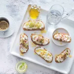 Chléb se sýrem a s medem