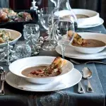 Cibulová polévka se sýrovým toustem