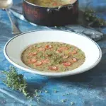 Čočková polévka s párkem a tymiánem