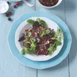 Křupavý salát s čočkou a brusinkami