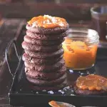 Čokoládové sušenky s karamelovou čepicí