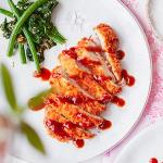Japonské vepřové Tonkatsu podávané na talíři se zeleninou