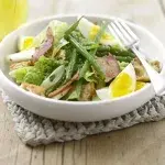 Salát s vejci, slaninou a fazolkami