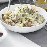 Červené brambory s křenem a crème fraîche