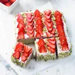 Jahodový koláč na plech s pistáciemi