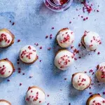 Jahodové koblihy s bílou čokoládou