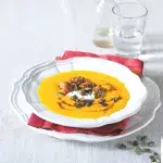 Dýňová polévka s krutony a smetanou