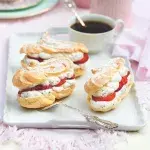 Eclairky s jahodami a mátovou šlehačkou Eclairky s jahodami a mátovou šlehačkou