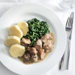 Moravský vrabec se špenátem a bramborovým knedlíkem